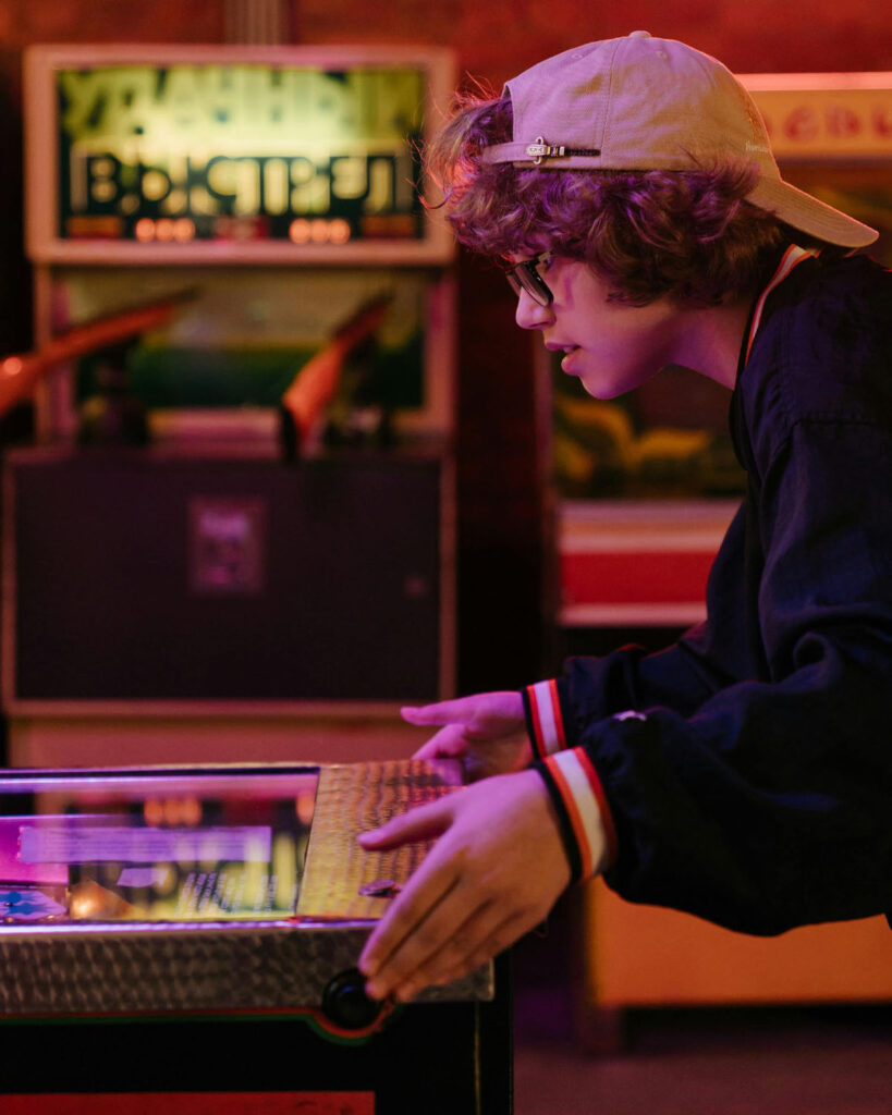 Osoba igra na SPARX ARCADE arcade kabinetu