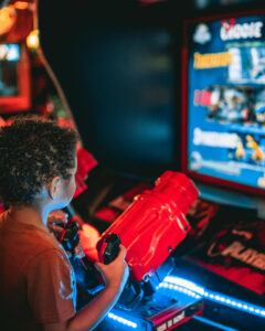 Osoba igra na SPARX ARCADE arcade kabinetu