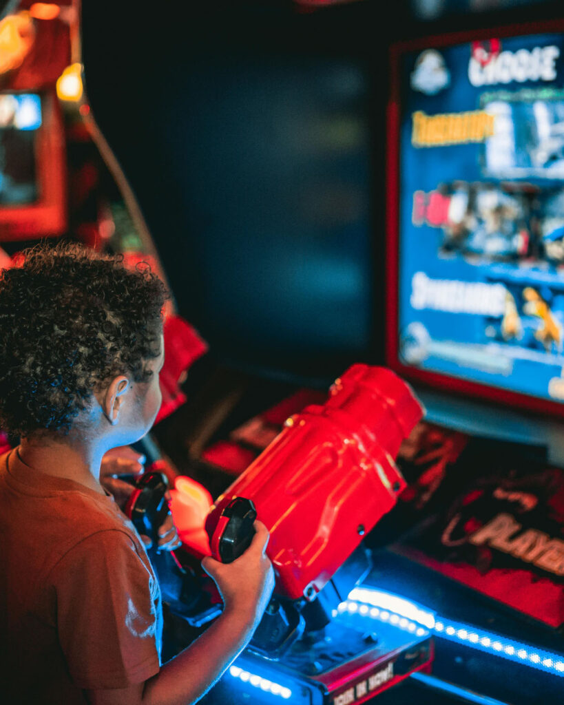Osoba igra na SPARX ARCADE arcade kabinetu