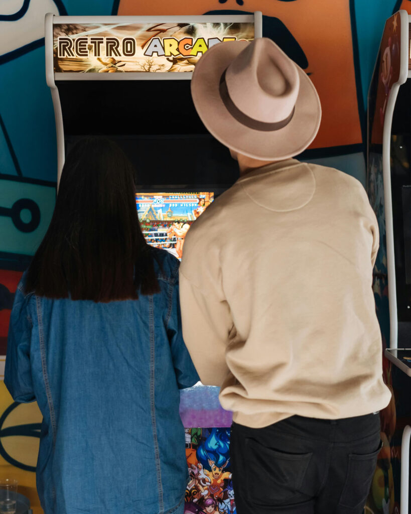 Osoba igra na SPARX ARCADE arcade kabinetu