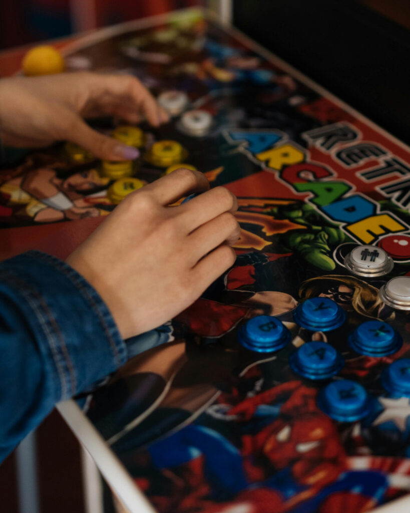 Osoba igra na SPARX ARCADE arcade kabinetu