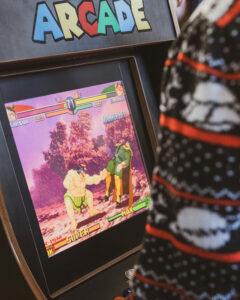 Osoba igra na SPARX ARCADE arcade kabinetu