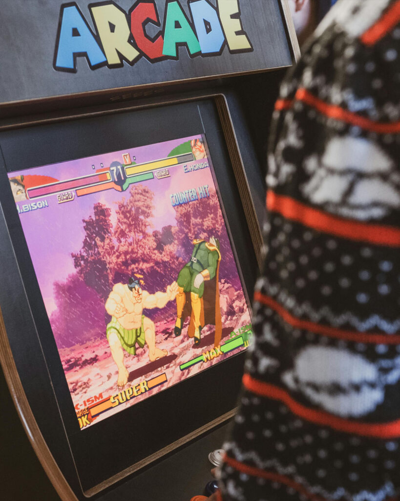 Osoba igra na SPARX ARCADE arcade kabinetu