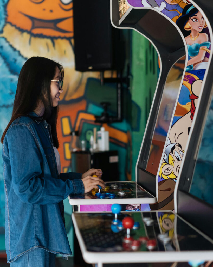 Osoba igra na SPARX ARCADE arcade kabinetu